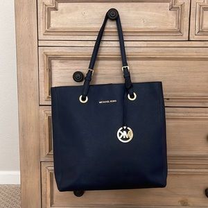 Gently used michael lots vertical tote. Clean interiors. Navy color.